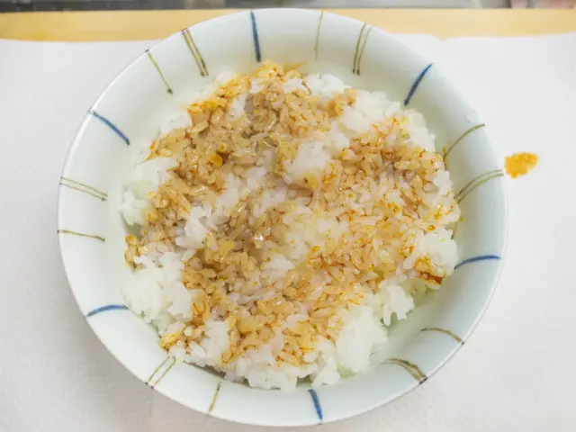 ご飯にタレをかける