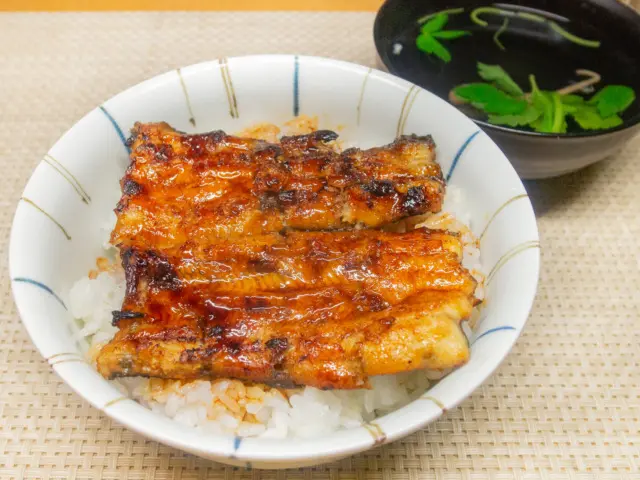 多摩川で釣ったウナギのうな丼と肝吸い