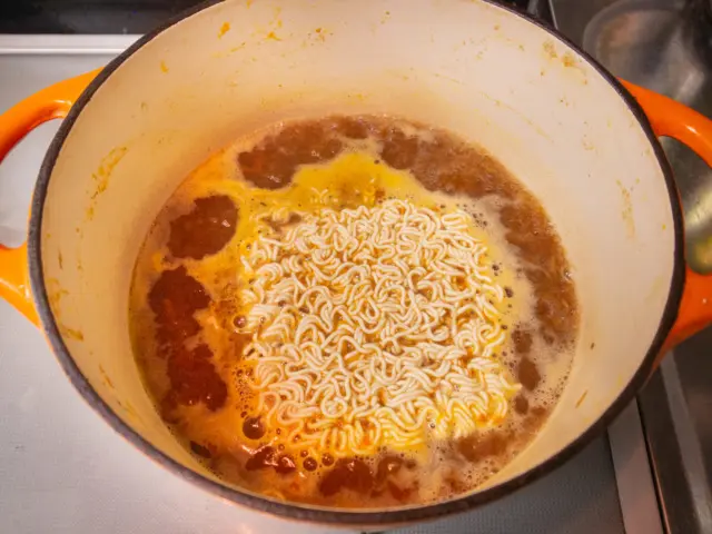 沸騰したら麺を加える