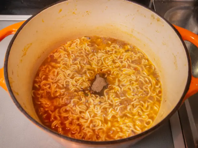 ３分煮たら粉末スープを加える