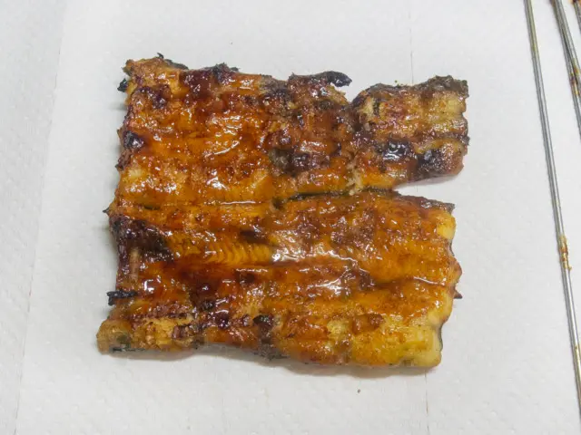 蒲焼きの串を外す