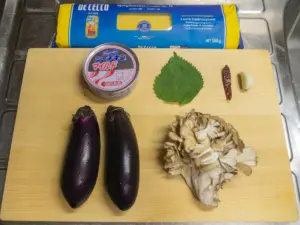 茄子、舞茸、ツナ缶、ニンニク、唐辛子、シソ、パスタ