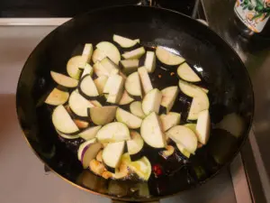 茄子を弱火で炒める