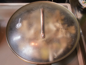 パスタの茹で汁を加えたら、ふたをして加熱する