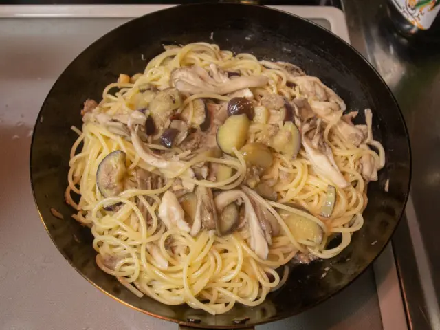 茹で上がったパスタをソースと合わせてできあがり