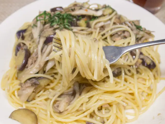 茄子と舞茸とツナのパスタ３
