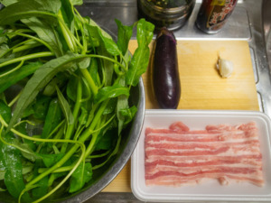 空芯菜、茄子、豚バラ肉、ニンニク、オイスターソース、唐辛子入りナンプラー