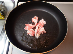 豚バラ肉を炒める