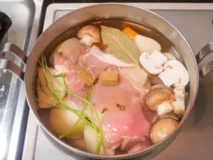 調理鍋に食材を入れる