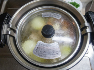 調理鍋を保温容容器入れる