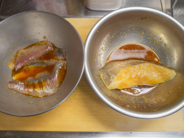 醤油、酒、すりおろした生姜に魚を漬ける