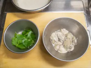 牡蠣は塩をまぶして洗う