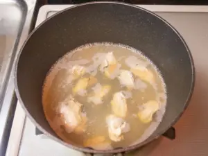 牡蠣をだしで軽く煮る