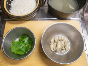 煮た牡蠣と煮汁を分ける
