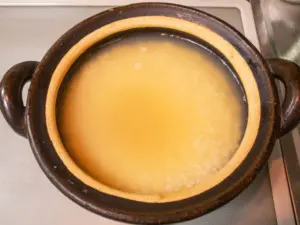土鍋に米と出し汁を入れて火をつける