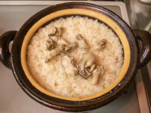 牡蠣を加えて蒸らす