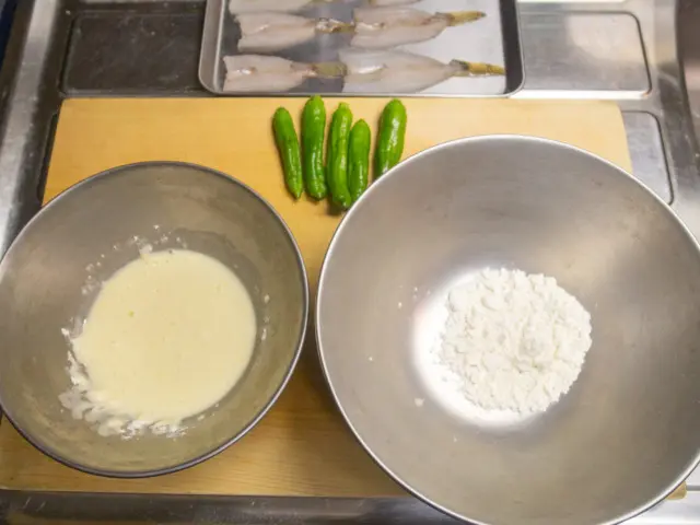 天ぷらの衣と打ち粉を用意する