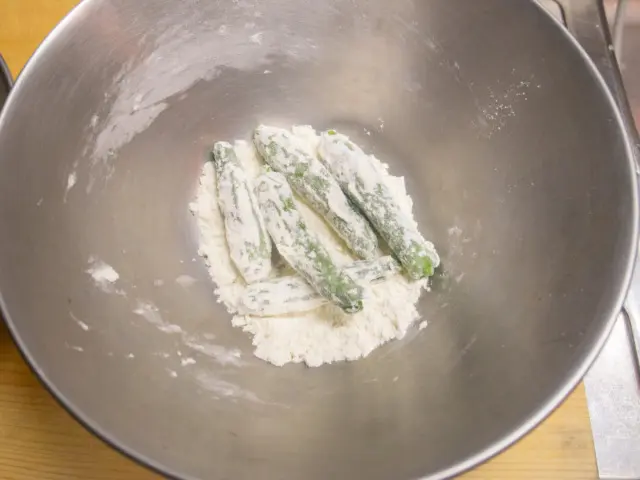 ししとうに打ち粉をする