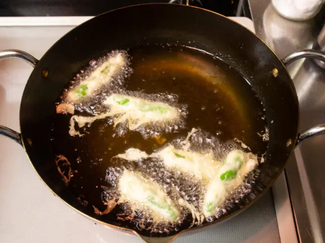 ししとうに衣をつけて揚げる