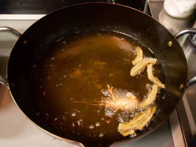 テナガエビとハゼの中骨を揚げる