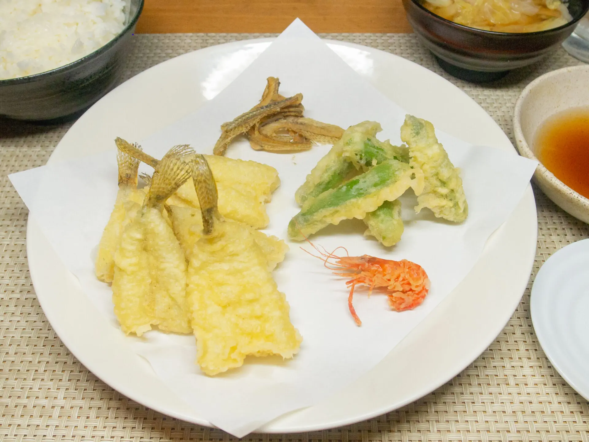 ハゼとししとうの天ぷら、テナガエビとハゼ中骨の唐揚げ
