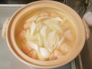 土鍋に圧力鍋の中身と白菜を入れる