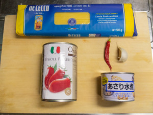 アサリ水煮缶、トマト缶、にんにく、唐辛子、パスタ