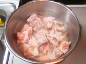 鍋に豚軟骨と水を入れる