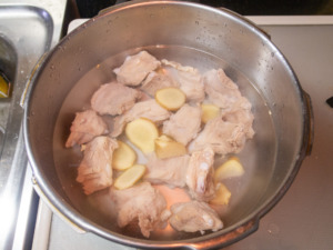 圧力鍋に豚軟骨、生姜、水を入れて火をつける