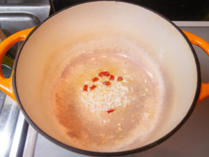 鍋にサラダ油、ニンニク、唐辛子