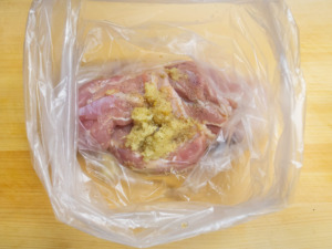 ビニール袋に鶏もも肉、ナンプラー、ニンニク、生姜、胡椒を入れてもみ込む