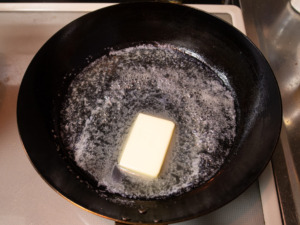 フラパンにバターを入れて火をつける