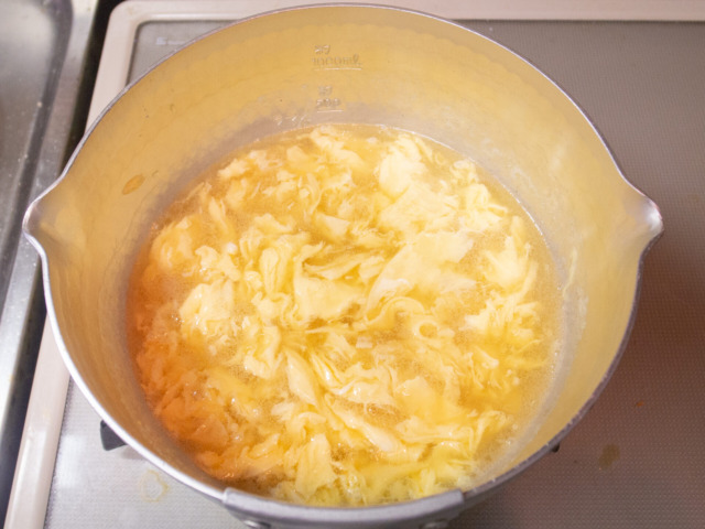 添付のスープを溶かし、水溶き片栗粉を加えてかき玉汁を作る