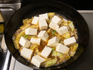 白菜がしんなりしたら豆腐を加える