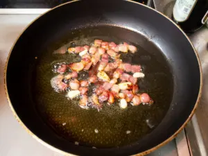 ベーコンを炒める