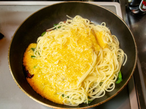 茹で上がったパスタと卵、チーズを合わせる