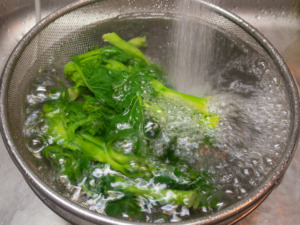 ３分間茹でたらお湯を切って、流水で冷ます