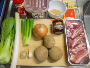 豚スペアリブ、ジャガイモ、玉ねぎ、長ねぎ、チンゲン菜、ニンニク、生姜、コチュジャン、味噌、粉唐辛子