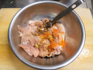 鶏もも肉、醤油、すりおろしたニンニクと生姜、粉唐辛子