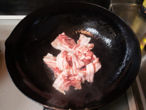 豚バラ肉から炒める