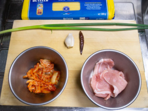 豚肉（ロース薄切り）、キムチ、ニンニク、唐辛子、細ねぎ、パスタ
