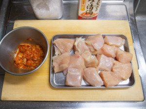 鶏胸肉は一口大に切り分け、キムチは細かく刻む