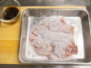 鶏もも肉は厚い部分を切り開き、片栗粉をまぶす