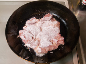 サラダ油で、鶏もも肉の皮目から焼いていく