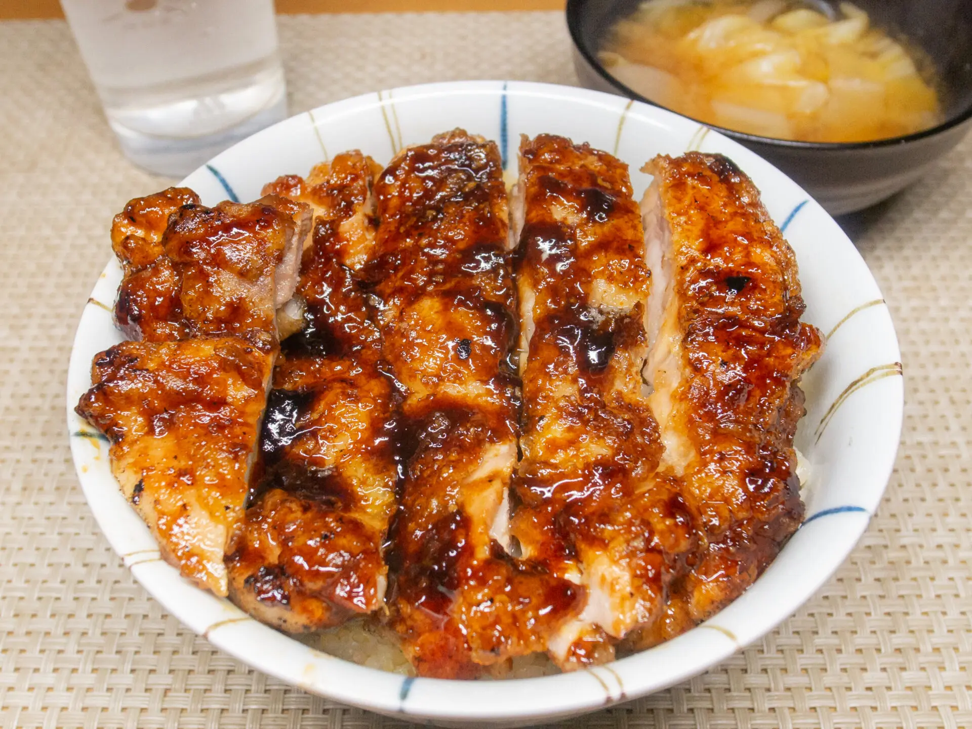 蒲焼きのタレでつくる、鶏のピリ辛照り焼き丼 | Run to be sober