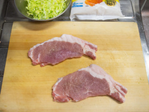 豚肉は筋を切って包丁の背でたたき、塩と胡椒