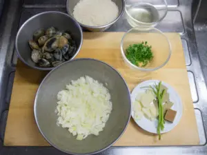 玉ねぎとパセリはみじん切りに