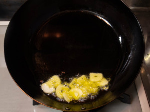 オリーブオイルでニンニクを炒める