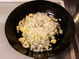玉ねぎを加える