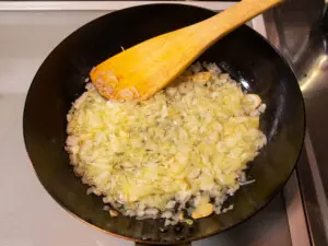 玉ねぎがしんなりするまで炒める